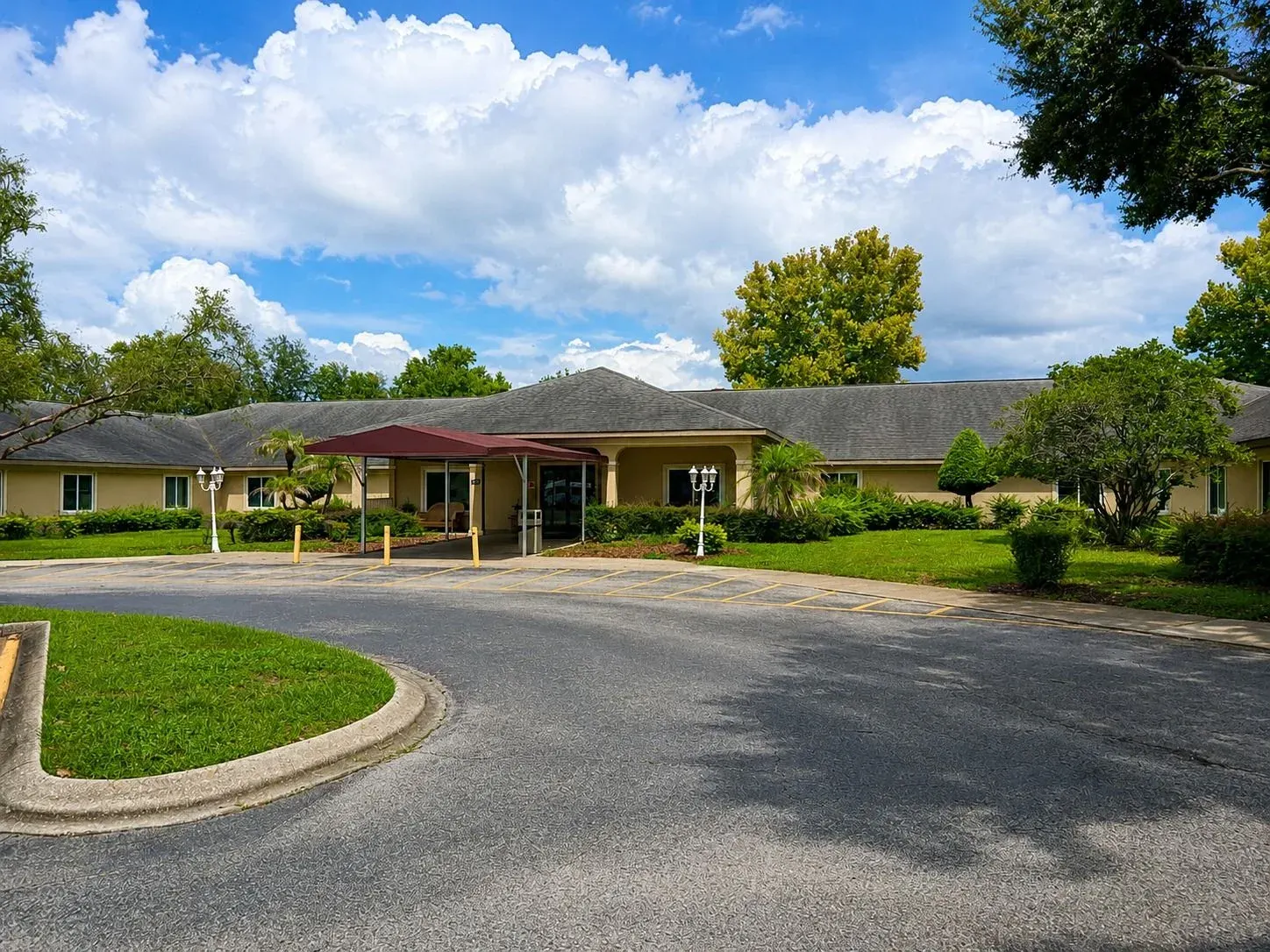 The front of Vivo Healthcare West Orange and its entrance drive